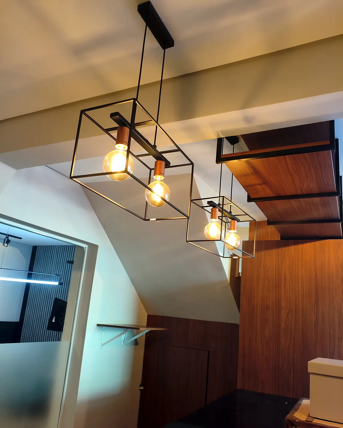 Iluminação com pendentes instalada em ambiente residencial