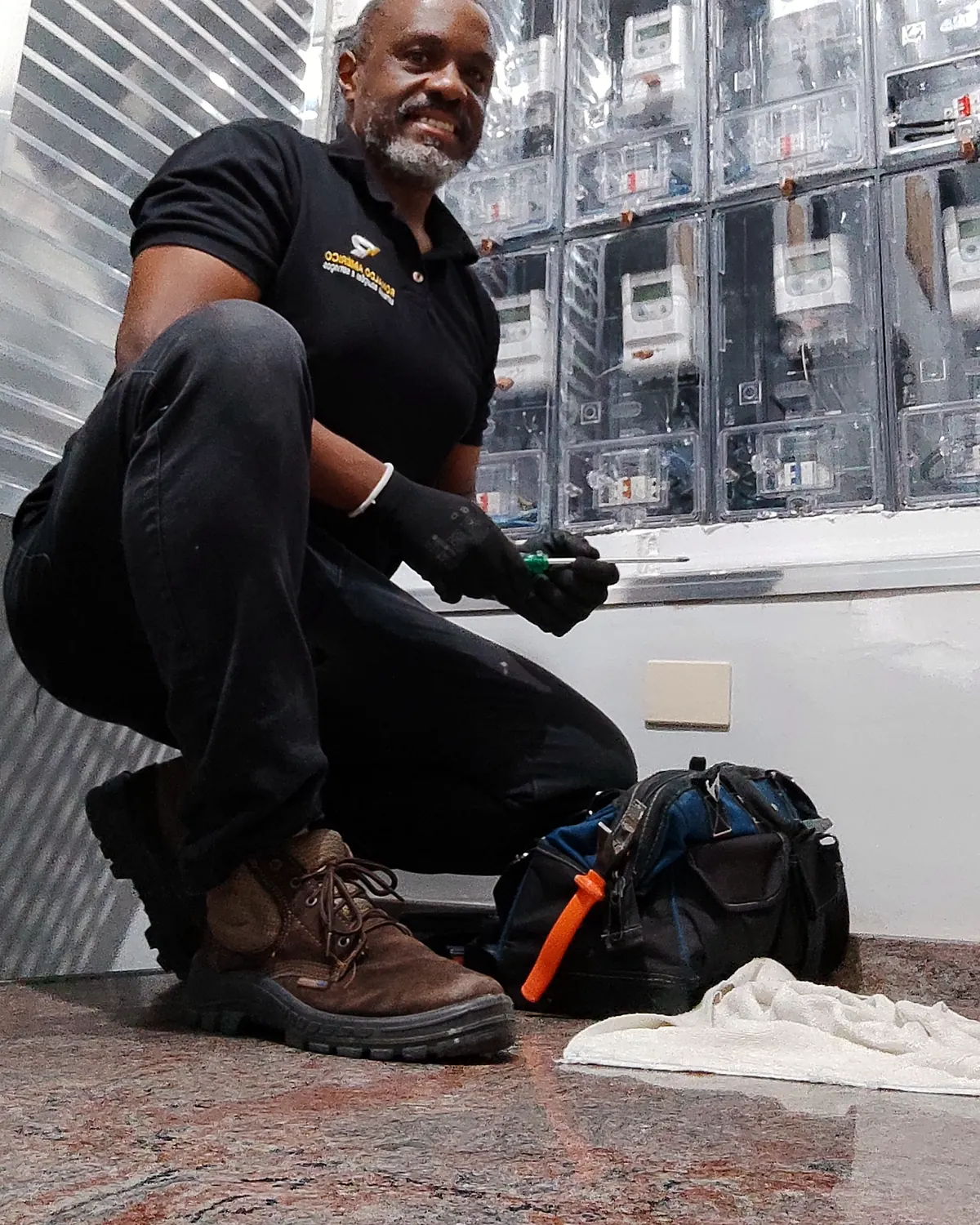 Manutenção em centro de medidores de energia de prédio residencial