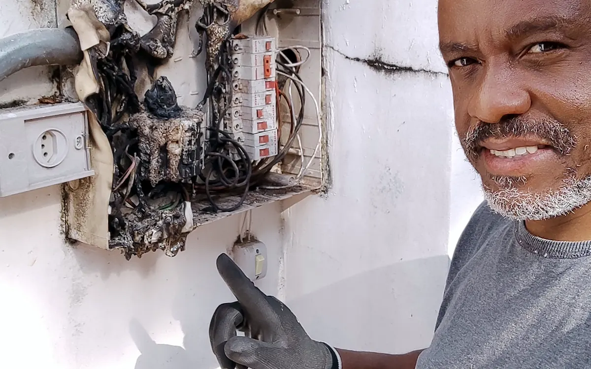 Quadro elétrico improvisado queimado por sobrecarga e emendas, encontrado em atendimento de emergência