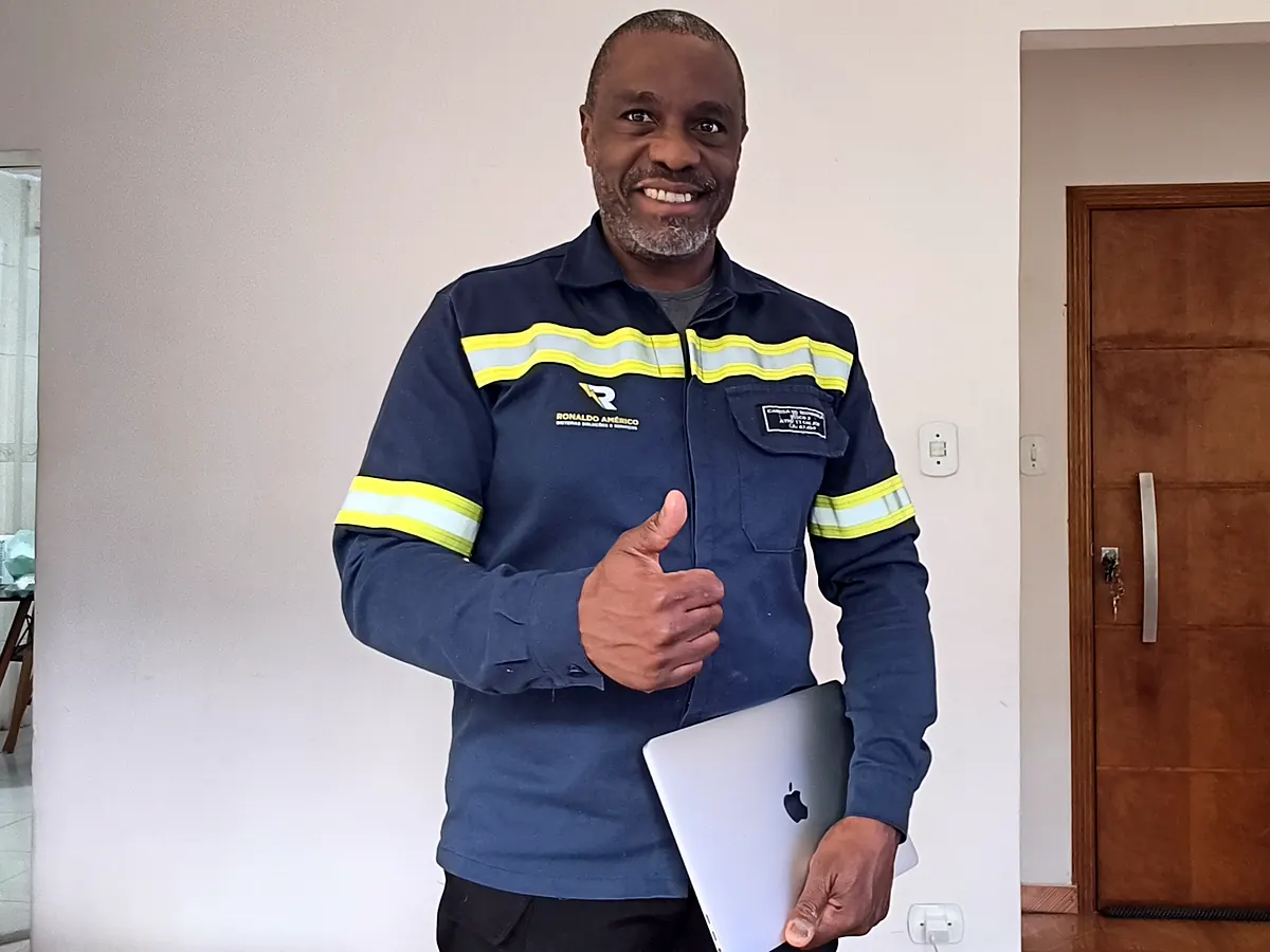 Eletricista Ronaldo Américo de uniforme com faixas refletivas, técnico registrado no CRT-SP
